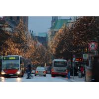 1832_1769 Strassenverkehr zur Weihnachtszeit - Autobusse und Taxi, Fussgänger. | 